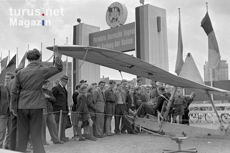 kleines Segelflugzeug auf einem Volksfest in der DDR, Sommer 1952