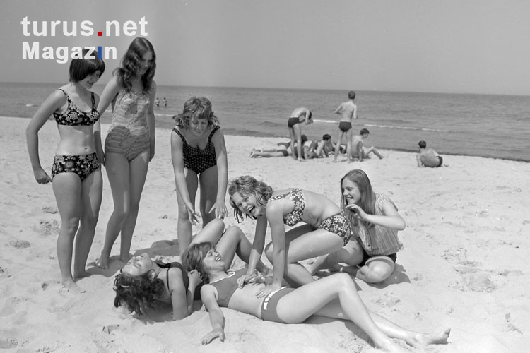 Jugendliche am Strand der Ostsee, Ferien in der DDR, 60er Jahre