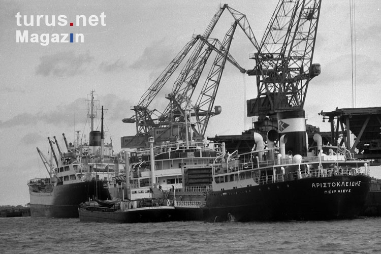Schiff im Hafen von Rostock, historische DDR-Aufnahme, Ende der 50er Jahre
