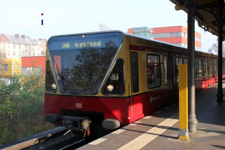 Eine S-Bahn-Zug (älterer Bautyp) in Berlin