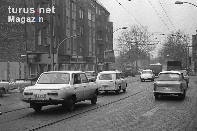 Straßenverkehr in Ostberlin, Autos in der DDR: Trabant, Barkas, Wartburg, Skoda... 70er Jahre