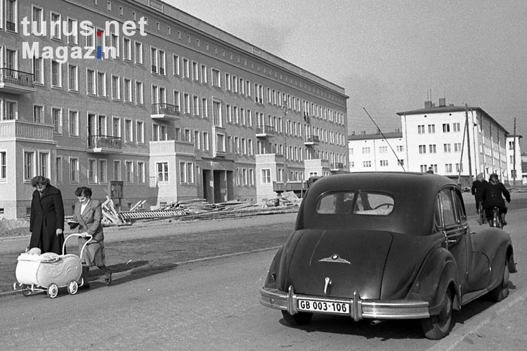Kraftfahrzeug und Frau mit Kinderwagen, DDR Mitte der 50er Jahre