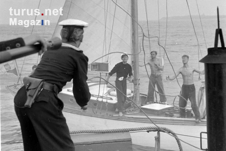 DDR-Volksmarinesoldaten helfen einem Segelboot auf der Ostsee, Ende der 50er Jahre