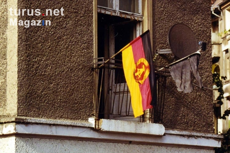DDR-Fahne an einem Wohnhaus in Berlin-Friedrichshain, Ende der 90er Jahre