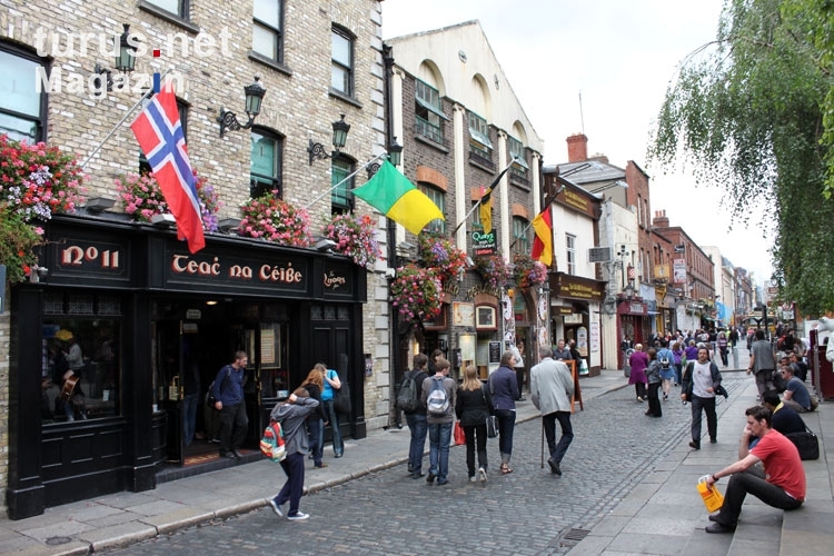 Pubs und Touristen im angesagten Viertel Temple Bar in der irischen Stadt Dublin