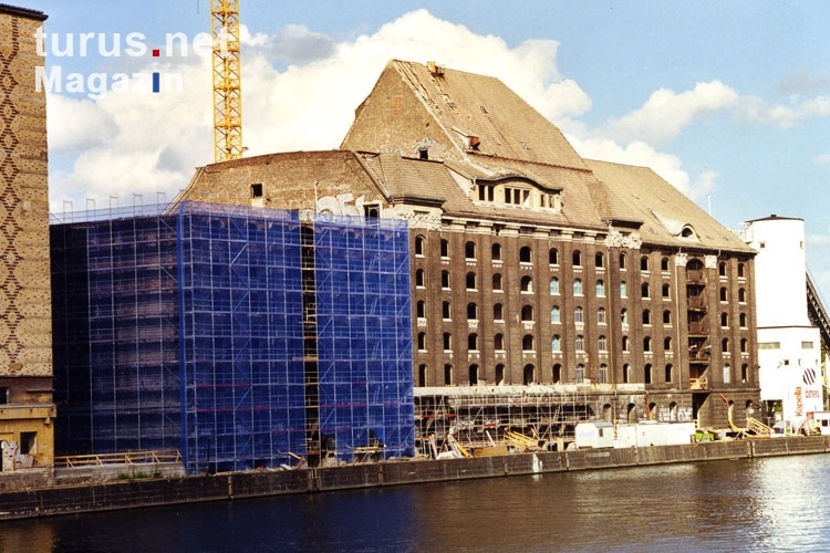 Das Gebäude für Universal Music in Berlin an der Spree wird ausgebaut, 2000/01