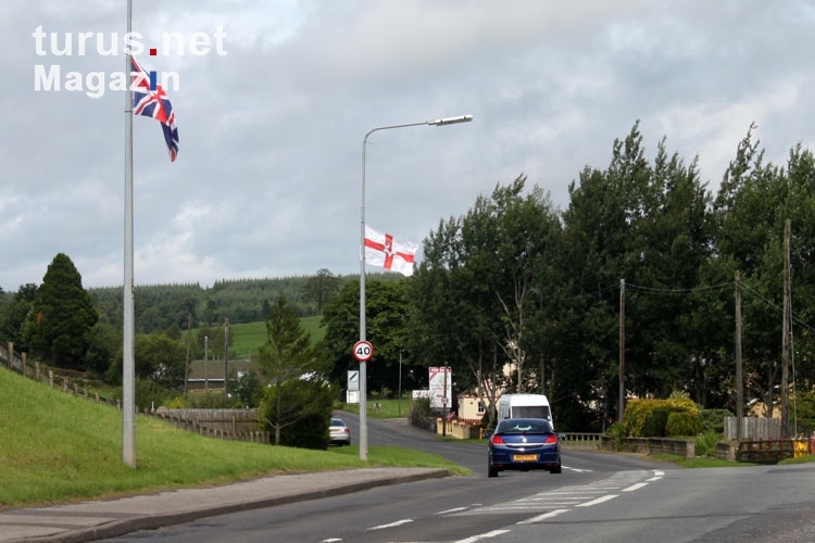 britisch-nordirische Beflaggung an einer Straße in Nordirland