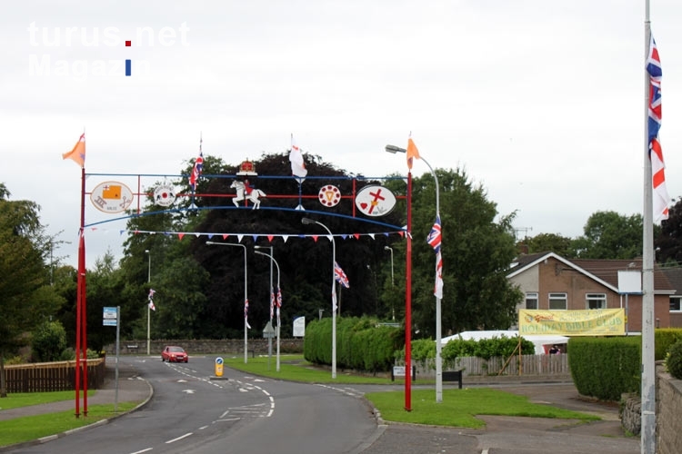 Oranje & Britisch - in zahlreichen nordirischen Städten wird Flagge gezeigt
