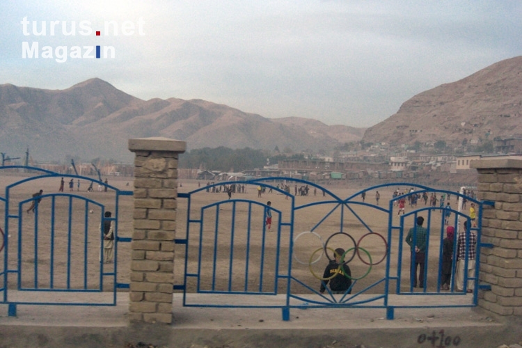 Staubiger Sportplatz in der afghanischen Hauptstadt Kabul, Islamische Republik Afghanistan