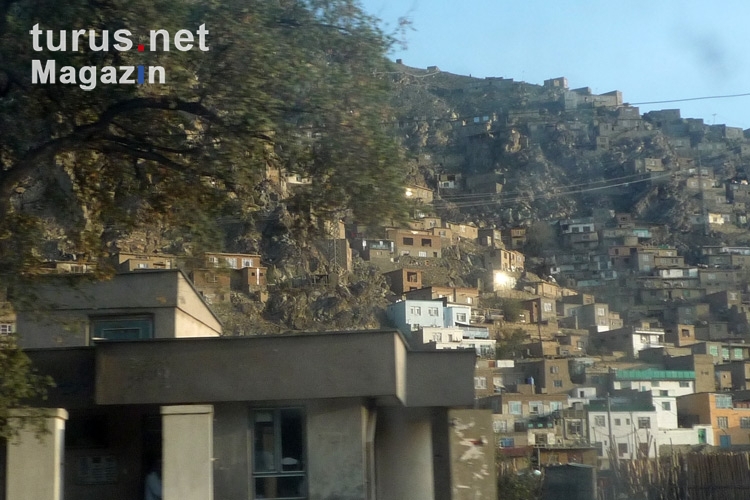 Wohnhäuser an einem Berghang in Kabul, Islamische Republik Afghanistan