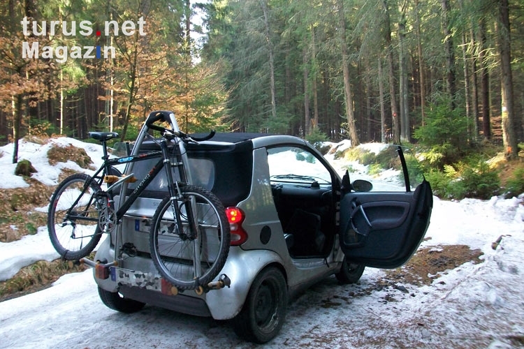 Unterwegs mit dem Smart und dem Mountainbike in Tschechien, der letzte Schnee liegt noch