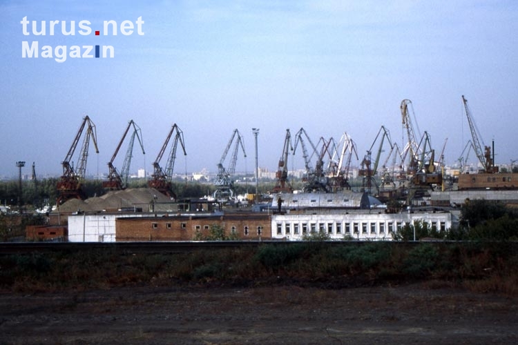 Kräne am Hafen von Omsk in Sibirien