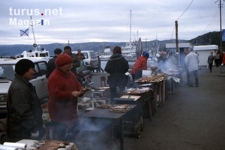 alte Frauen verkaufen frischen Räucherfisch am Ufer des Baikalsees