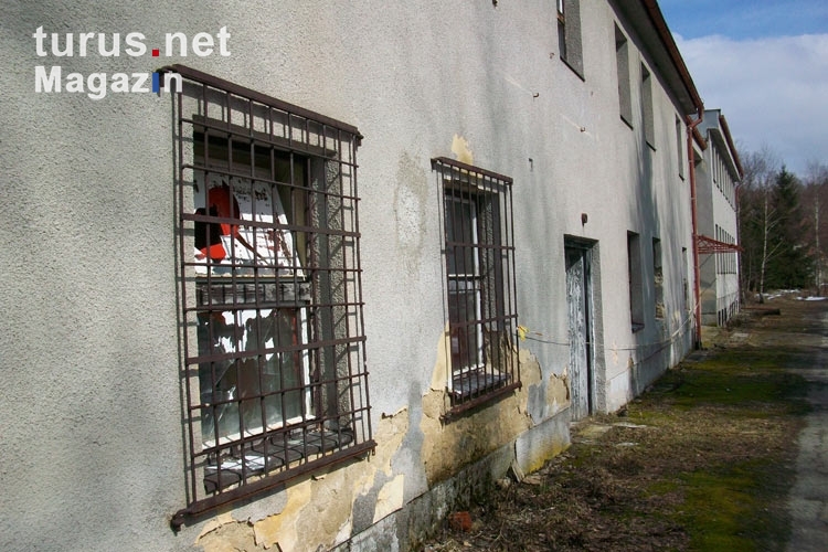leer stehende, verwahrloste Gebäude an der tschechisch-österreichischen Grenze