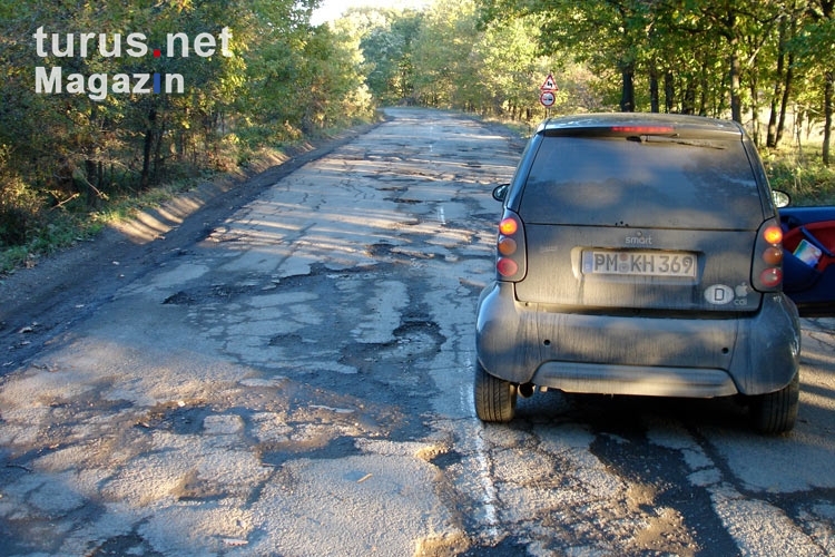 üble Straßenverhältnisse, Schlaglöcher und aufgerissener Asphalt in der bulgarischen Provinz