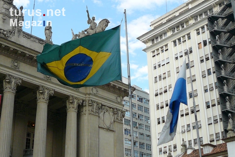 Brasiliens Flagge vor einem Verwaltungsgebäude in Rio de Janeiro