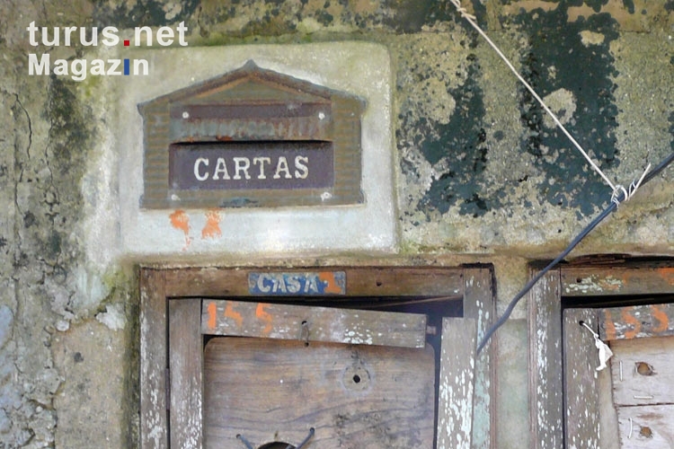alter Briefkasten in einer Hauswand in Guaratiba, Brasilien