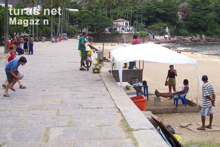 Kinder an einem Strand am Fuße des Zuckerhuts in Rio de Janeiro