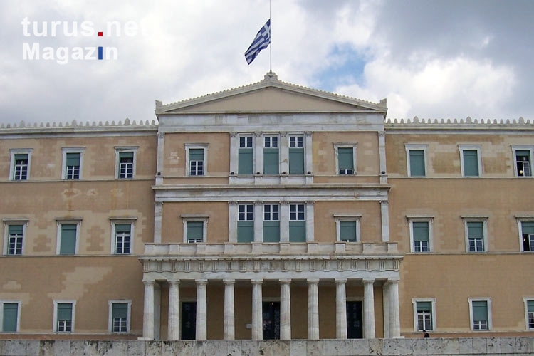 Euro-Krise und finanzieller Kollaps und Rettungsschirme - Parlamentsgebäude in Athen. Griechenland