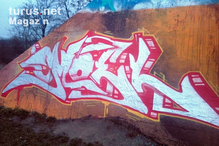 Graffiti an einer ehemaligen Eisenbahnbrücke am südlichen Stadtrand von Berlin