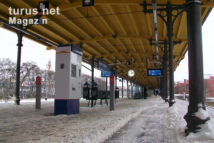 verschneiter S-Bahnhof in Berlin