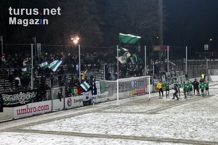 Mannschaft und Fans des SC Preußen Münster feiern den 2:0-Auswärtssieg beim SV Babelsberg 03