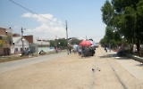 Staubige Straße und alte Schienen in der bolivianischen Stadt Villazón im Departamento Potosí