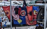 albanische Flaggen auf einem Markt