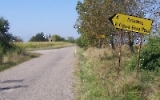 Einsamkeit pur: Schmale Straße nach Lenovac in Serbien