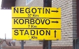 Wegweiser nach Negotin, nach Korbovo und zum Stadion, unterwegs in Serbien