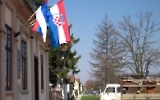 Gemeindehaus mit serbischer & kroatischer Flagge