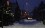verschneite Straße in einer Siedlung