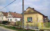 alte Wohnhäuser in einer ungarischen Ortschaft nahe der Grenze zu Serbien