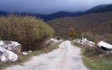 Bergstraße zum bulgarischen Dorf Golesovo im Slavjanka-Gebirge