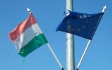 ungarische Flagge im Wind