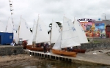 Segelboote werden am Ufer des Lough Foyle startklar gemacht