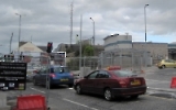 Straßenverkehr und bewachte Polizeistation in Lurgan, Nordirland
