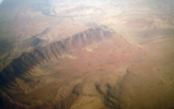 Blick auf die karge, trockene Berglandschaft von Afghanistan vom Flugzeug aus