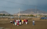 Kinder und Jugendliche auf einem Sportplatz in Kabul, Islamische Republik Afghanistan