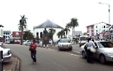 Straße in der Hauptstadt Paramaribo, Suriname
