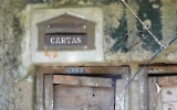 alter Briefkasten in einer Hauswand in Guaratiba, Brasilien