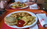 Mahlzeit in einem griechischen Fastfoodrestaurant in Athen