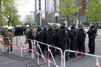Berliner Polizisten sichern das Springer Hochhaus