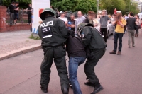 Polizeiliche Einsatzkräfte greifen hart durch und nehmen Personen fest