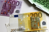 Was kostet die Welt? Euroscheine auf dem Tisch. Kommt bald die Eurokrise?