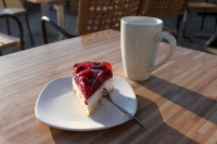 Kaffee und Kuchen draußen in den ersten wärmenden Sonnenstrahlen des Jahres