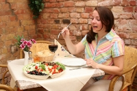 Junge Frau isst beim Italiener