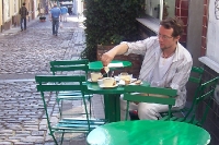 Ein Käffchen in einem Straßencafé