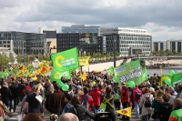 Beginn der Anti-Atom-Großdemo am Washingtonplatz / Berlin Hbf