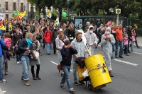 Demonstranten mit einem Atommüllfass
